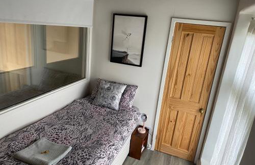 Creative Norfolk Chapel with Piano and Sauna Sleeps 10 - Foto 12