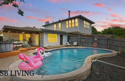 Spacious 5BR Getaway with Pool - Foto 1