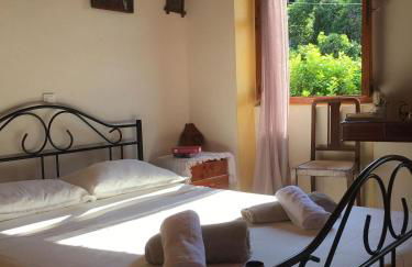 Country traditional house in Corfu village, Greece - Photo 4