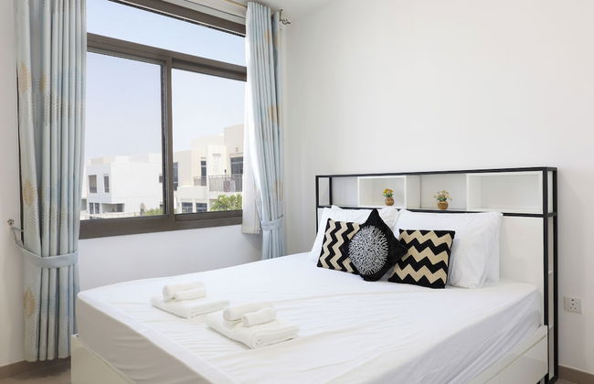 Luxury 4B and maid's with private garden - Photo 2