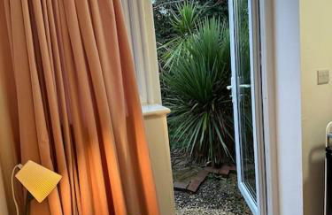 Garden Apartment with free Parking and EV - Foto 6