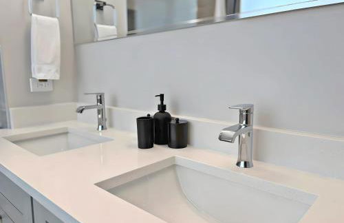 4BR Townhouse with Lake View & Parking - Sleeps 10 - WV rep 3 - Foto 39