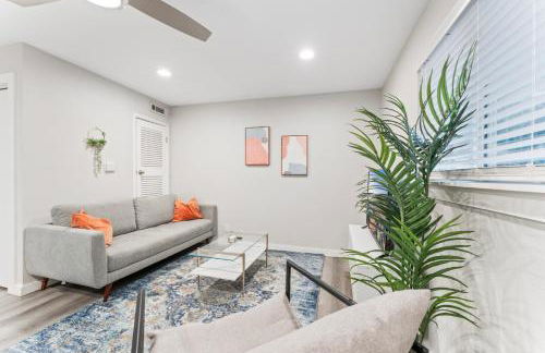 Prime West Downtown Studio and 1BR Suites w Free Parking, Washer, and Dryer - Foto 1