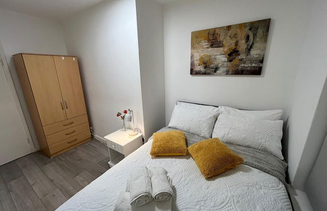 Elegant 3 Bedroom Flat with Garden Oasis - Photo 11