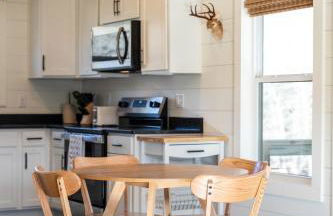 New Riverfront Home with Mtn Views - Foto 38