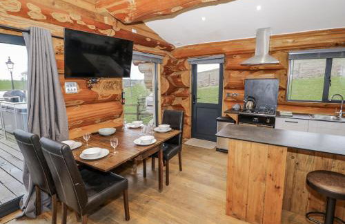 Douglas Cabin at Salford Court Farm Fishing Cabins - Foto 7