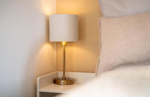 Cosy 3-Bed House With Parking, 5 Mins to QE & Uni - Photo 6