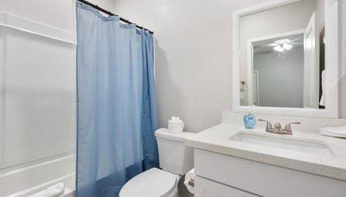 Elegant Two Bedroom Apartment with Free Parking and Plush Beds - Foto 3