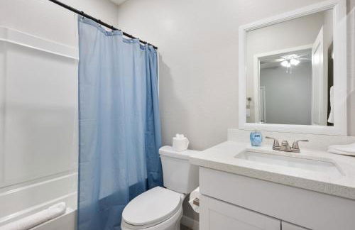 Elegant Two Bedroom Apartment with Free Parking and Plush Beds - Foto 3