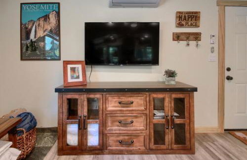 Beetlebark Bungalow- Inside Yosemite w/ hot tub EV charging cable - Foto 6