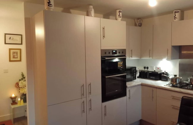 Bright 4 Bedroom Home in Walsall, Free Parking and for EVs - Foto 16