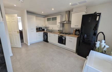 Large Modern House With Private Parking - Photo 4