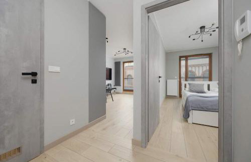 Metro Wola Apartment with Parking & AC next to Warsaw Rising Museum by Noclegi Renters - Foto 15