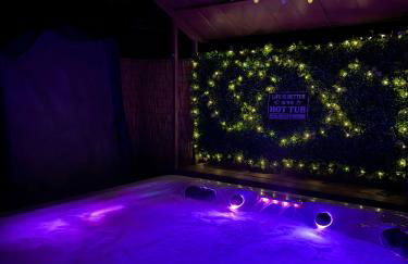 Cozy Pocono Home with a Hot Tub, Fire pit, Karaoke, Games and more! - Foto 1