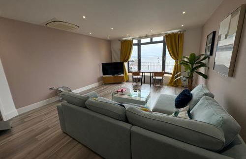 Luxury 1BR Seafront Apartment - Photo 29