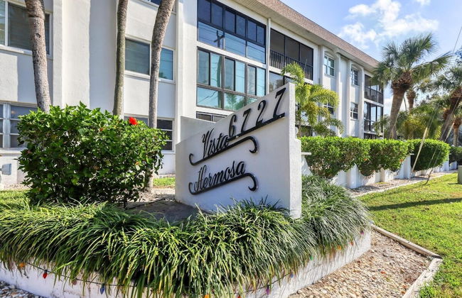 Beach Bliss 2BR Tropical Retreat Heated Pool - Foto 27