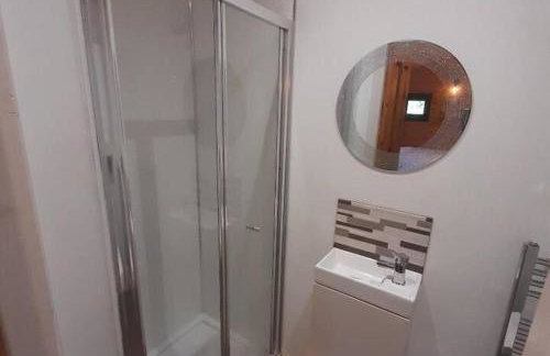 Min yr Afon - Cabin - Sleeps 2 - Hot Tub - Parking - Foto 9