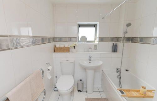 Stylish 2-Bed Apartment, City Centre Gem, 1 min walk to Train Station, Free parking - Foto 20