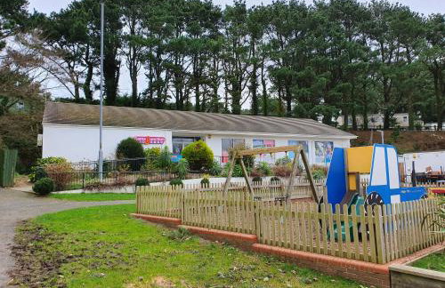 Cozy 3 bedroom Caravan, Sleeps 8, at Parkdean Newquay Holiday Park - Foto 86