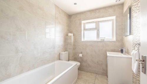 Spacious 4 Bed - Near Uxbridge, Heathrow & PARKING - By Tempstay - Foto 5