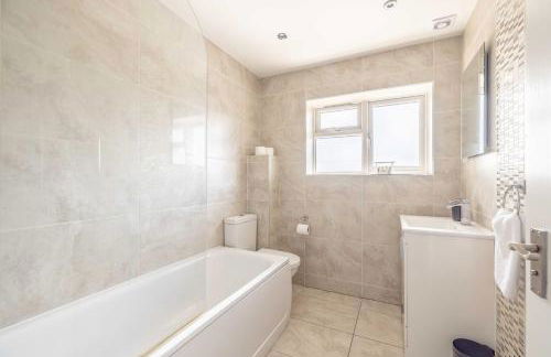 Spacious 4 Bed - Near Uxbridge, Heathrow & PARKING - By Tempstay - Foto 5