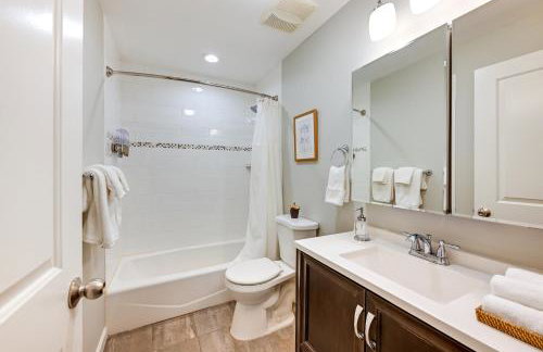 Walk to Shops and Dining Glen Cove Apt with Yard! - Photo 15