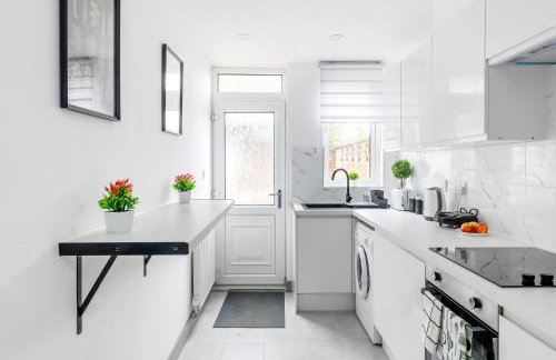 Stanion Luxurious 3 Bedroom Modern House Northamptonshire, Double, Twins, Single, Free Parking, Free Wi-Fi, Pets, Up to 8 Sleeps, 4 Smart TVs - Foto 7