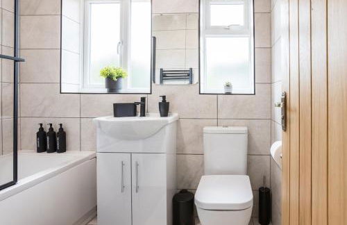 4 Bed Home sleeps 7 close to Cheshire Oaks Princes Rd - Photo 3