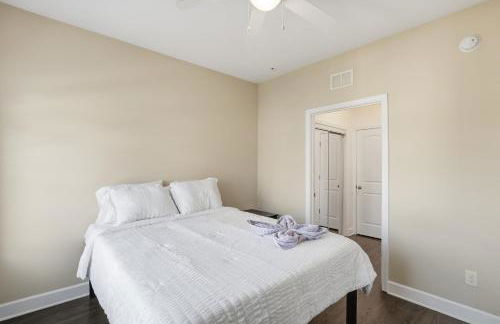 Relax and Explore Poolside Stay Near Local Spots - Foto 7