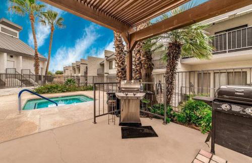 Bright Eastside 2BD 2BA Retreat w Pool and Parking - Foto 24