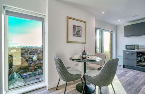 2-BR Near Salford Royal - City & Town Centre View - 1 Minute to Train & Tram Station - Sleeps 6 - Foto 76