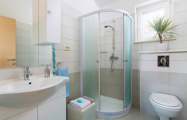 Detached Villa With Private Pool Located on Hill Overlooking Kvarner - Foto 17