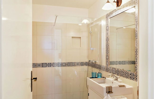 Delightfully Decorated Apartment with Sea View near Beach - Foto 12