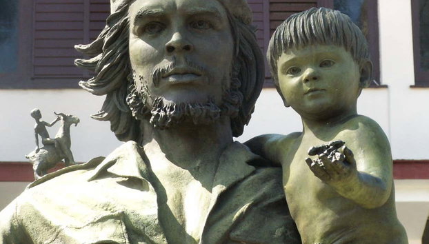 Free tour por Santa Clara - Foto 2, Estatua del Che con el niño
