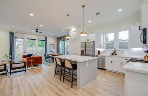 Houston Entertainment Haven - Photo 9