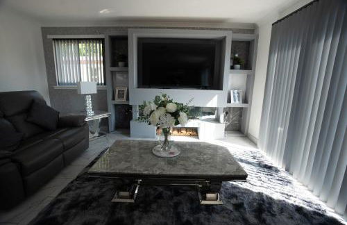 Brechin Getaway Luxury 3 bedroom house - Photo 1