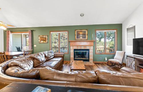 Experience lakeside luxury at Sunset Cove, a spacious 5-bedroom home - Foto 22