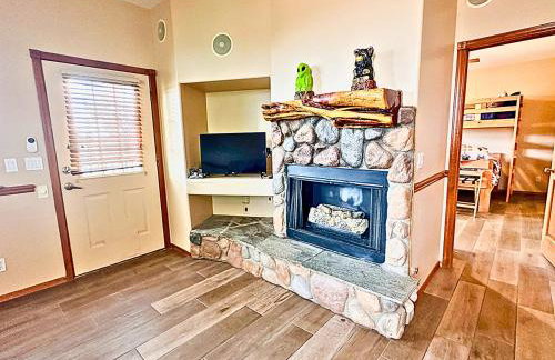 Forest edge, wild mustangs nearby, balcony views By Vacation Your Way - Foto 12