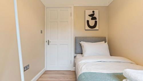 Modern 4 Bed house Ideal for Groups, Contractors near City Airport & O2 Arena, free parking & Wifi included - Foto 4