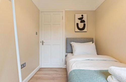 Modern 4 Bed house Ideal for Groups, Contractors near City Airport & O2 Arena, free parking & Wifi included - Foto 4