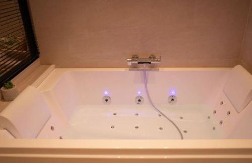 Suite de Luxe Jacuzzi balnéo,King size Bed - Foto 23