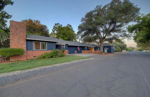 Folsom Old Town Escape • Cozy Cottage + Library - Foto 16