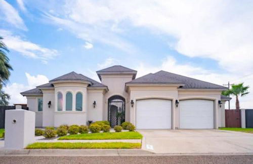 4 Bedrooms Pool Game room Massive Kitchen - Photo 1