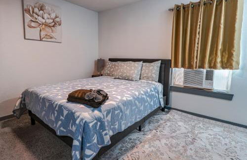 Cozy retreat minutes from stadiums - Photo 1