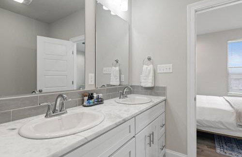 NEW Youngsville Escape KING Beds Cajun Luxury WiFi - Foto 20