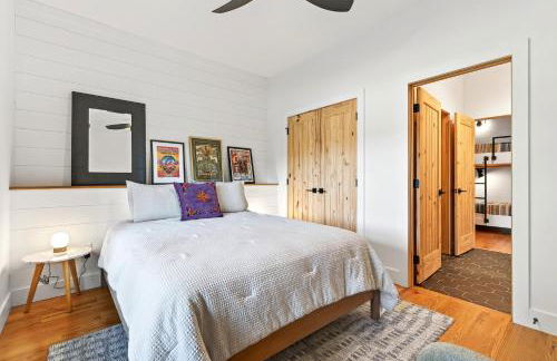 Dockside of the Moon - Photo 39