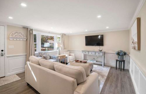 Minutes to Craigville Beach Private Patio and Backyard - Foto 10