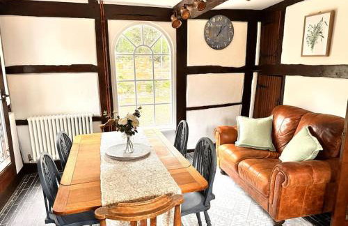 Stylish Tudor Cottage & Hot Tub - Photo 14