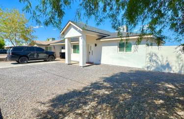 NEW PHX Pool Home With Deep End and Central Location - Foto 8