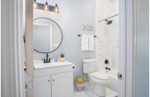 Inviting 4br/2ba Near Downtown & Riverwalk - Foto 16